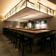 一見、日本料理屋には見えないアーティスティックな設えを持つ【東麻布　いと】。「時には内装やコンセプト、こだわりについて言葉を交わし、お客様には寛いで過ごして欲しい」と伊東さんは語っています。