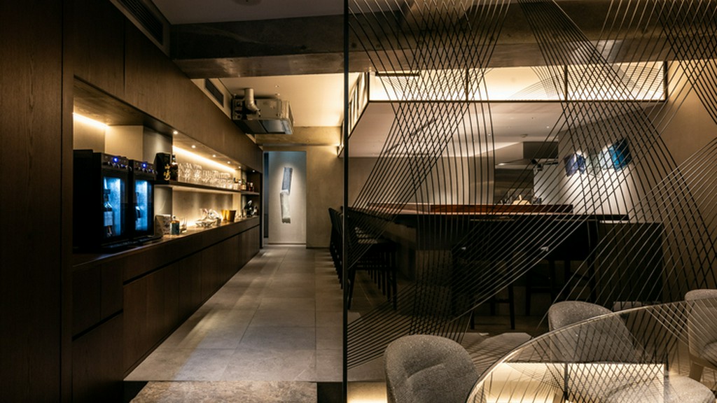 特製炉窯でじっくりと火入れし、素材の真価を味わう