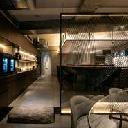 特許取得のセラミック製炉窯オーブンを設置しており、遠赤外線で素材のダメージを最小限にする加熱が可能。料理を口に含んだ瞬間、香りと旨みが広がり、素材がほどける口当たりを実感できます。