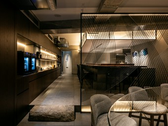 特製炉窯でじっくりと火入れし、素材の真価を味わう