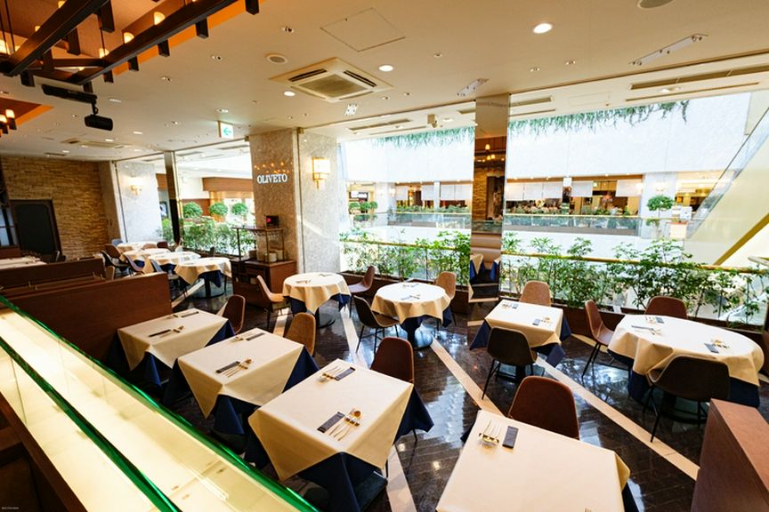 優雅に流れる時間を堪能。品格と寛ぎが共存するレストラン