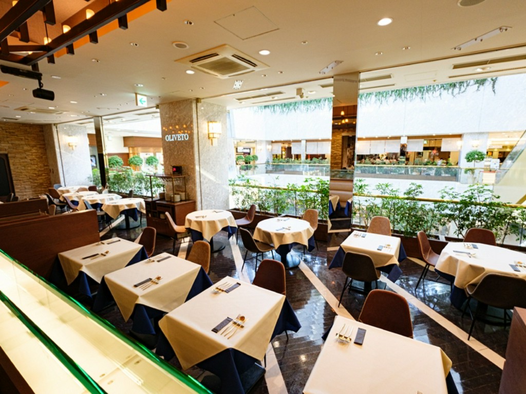 優雅に流れる時間を堪能。品格と寛ぎが共存するレストラン