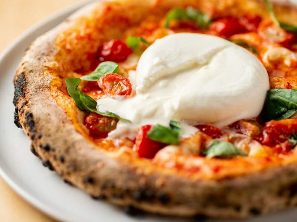 とろけるおいしさが口いっぱいに広がる『とろけるブラータチーズのスペシャルマルゲリータ』（数量限定）