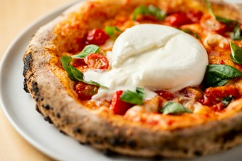 とろけるおいしさが口いっぱいに広がる『とろけるブラータチーズのスペシャルマルゲリータ』（数量限定）