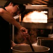 料理長が大切にしているのは、訪れた人に心から楽しめるひとときを提供すること。そのため、料理で驚きと喜びを感じてもらえるよう、チーズを目の前で削ったり、デザートを2段にしたりと、工夫を凝らしています。