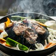 北海道旭川に本店を構える【旭川成吉思汗　大黒屋】。羊肉特有のクセを感じさせないようにと手切りにこだわった、肉厚で柔らかなラムと秘伝のタレの奥深い味わいで、人々を魅了し続けています。