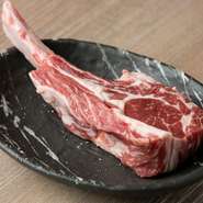 絶妙にサシの入った赤身肉。表面をじっくりと焼き上げることで、旨みが凝縮。噛むほどに溢れるジューシーな旨みと脂を楽しめます。オリジナルスパイスをつけて賞味あれ。