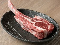 絶妙にサシの入った赤身肉。表面をじっくりと焼き上げることで、旨みが凝縮。噛むほどに溢れるジューシーな旨みと脂を楽しめます。オリジナルスパイスをつけて賞味あれ。