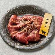 横隔膜に付随する希少部位。柔らかくも食感はジューシーで、旨みもたっぷり。その味わい深さに思わずヤミツキになる、人気メニューの一つです。
