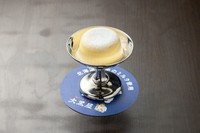 北海道産の羊乳・牛乳・卵を使ったオリジナルプリン。なめらかな口どけは、あっさりとしているようで、しっかりとした味わいを届けてくれます。