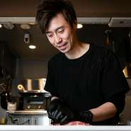当日の肉・野菜の個体差や状態によっても切り方を変え、ストレスなく食事を楽しめるよう盛り付けから意識。また盛り付けも目で見て楽しく、よりおいしく見えるよう日々試行錯誤を重ねています。