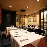 都会の喧騒を忘れさせる隠れ家的な雰囲気が、この店の魅力。アクセスの良さにもかかわらず、店内には静かで落ち着いた空間が広がり、訪れる人々に非日常のひとときを提供してくれます。