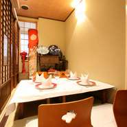 ビジネスシーンにもふさわしい格式と洗練を備えた空間が魅力。一つ一つの素材にこだわった料理で、大切な人をおもてなししましょう。個室ならプライバシーも確保でき、信頼関係を深める場所としてぴったりです。