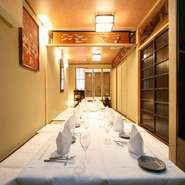 店には静かでプライベートな時間を約束する個室が充実しています。2人での利用はもちろん、各部屋の仕切りを外せば大人数にも対応可能です。重厚感のあるクラシカルな店内で、思い出に残るひとときを過ごして。