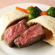 厳選された和牛フィレ肉を岩塩に包んで蒸し焼きにすることで、肉の旨みが閉じ込められ、ジューシーさと柔らかさが楽しめる一品に仕上がっています。余分な脂が岩塩に吸収されるため、罪悪感なく堪能できる点も魅力。