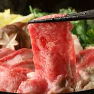 香ばしく炒めた長葱と牛脂の香りが広がる銅鍋に、見事なA5ランクの熟成黒毛和牛が並びます。赤ワインで上品に仕上げた特製割り下は、甘さと深みのバランスが絶妙。溶き卵に絡めてどうぞ。