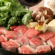 明治維新時代の味を現代に蘇らせた逸品。味噌の芳醇な香りが食欲をかき立てます。一口食べれば、厚切りのお肉の柔らかさに驚くことでしょう。赤ワインとの相性も抜群。どこか懐かしくも新しい味です。