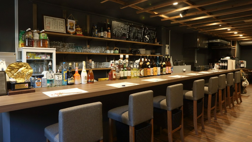 丹波焼と料理の共演。静かに佇む、心安らぐ一軒