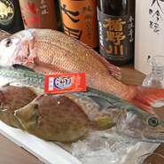 新鮮な有機野菜を店長が市場で直接仕入れ、魚介類は地元明石浦漁港から取り寄せられています。旬の素材を活かした料理が特徴で、季節ごとの魅力を存分に味わえるのが魅力です。