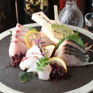 旬の食材を、和食・イタリアンなどの技法を織り交ぜ、自由な発想で仕上げています。また日本では数少ない、「ハラール神戸牛」をお楽しみいただけるお店でございます。