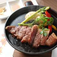 神戸肉流通協会会員店ならではの厳選された神戸牛ステーキ。ハラール認証の神戸牛にも対応し、海外のゲストにも日本の和牛の魅力を届けています。生山葵を自身ですりおろして、醤油やポン酢、塩胡椒と共にどうぞ。