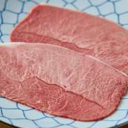 カウンター4席を完備し、一人でも気軽に利用できる焼肉店です。換気ダクトも設置されており、においを気にせず、女性でも快適に一人焼肉を楽しめます。