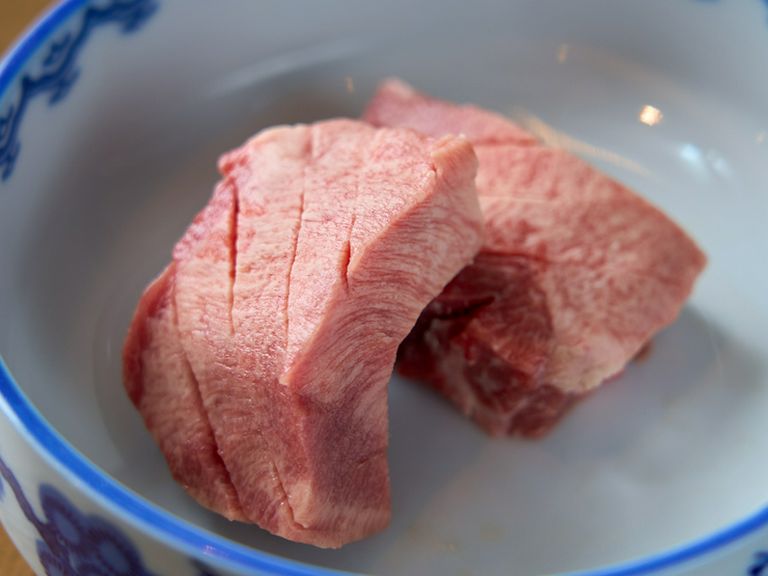 お酒に合うこと間違いなし!分厚くカットされた食べ応えのある一品『厚切り上タン(牛)』