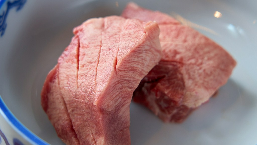 お酒に合うこと間違いなし！分厚くカットされた食べ応えのある一品『厚切り上タン（牛）』