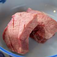 分厚くカットされた『厚切り上タン』は、外はカリッと焼き目が香ばしく、中は肉厚でジューシー。お酒との相性が抜群で、しっかりとした食べ応えが魅力の一皿です。