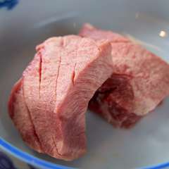 お酒に合うこと間違いなし！分厚くカットされた食べ応えのある一品『厚切り上タン（牛）』