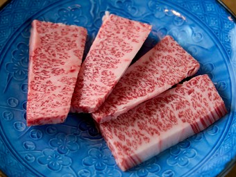 赤身と脂身のバランスが良く、肉本来の甘みと旨みを堪能できる『黒毛和牛上カルビ』