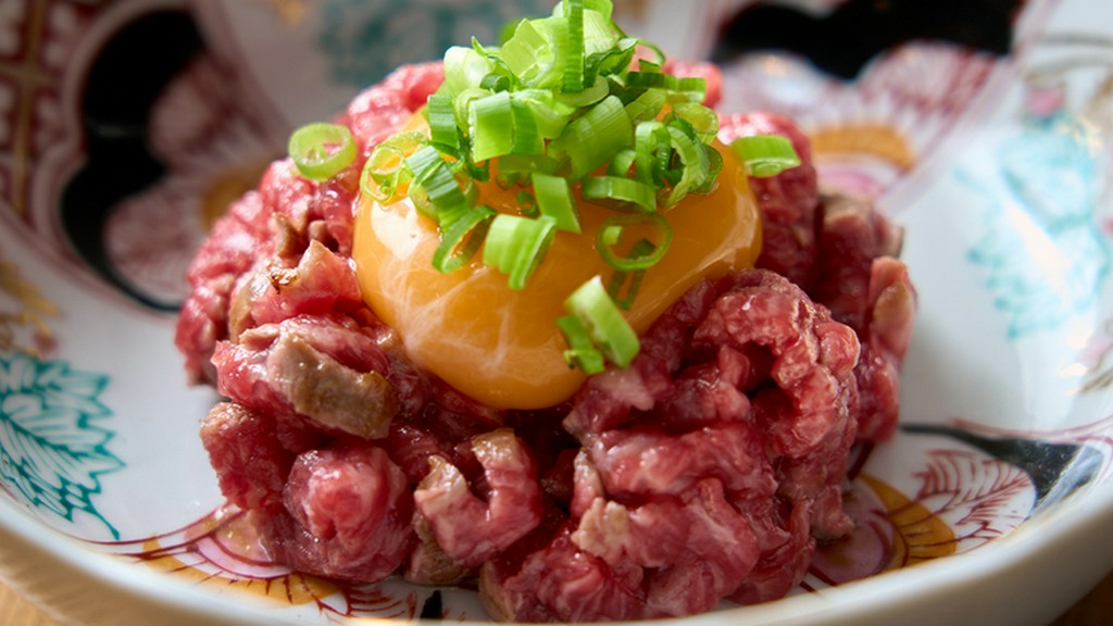 まずはこれをオーダー。黒毛和牛の甘みと厳選卵の絶妙なコンビネーション『レアステーキユッケ風』