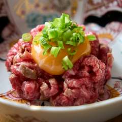 まずはこれをオーダー。黒毛和牛の甘みと厳選卵の絶妙なコンビネーション『レアステーキユッケ風』