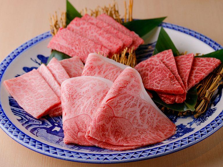 厳選された部位を堪能。店の看板メニューの一つ『神田盛り』