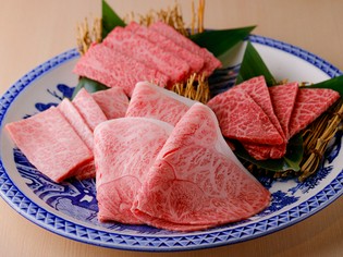 厳選された部位を堪能。店の看板メニューの一つ『神田盛り』