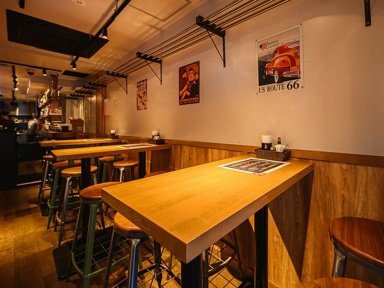 木の温もりを感じる、シックで落ち着いた雰囲気が魅力の空間