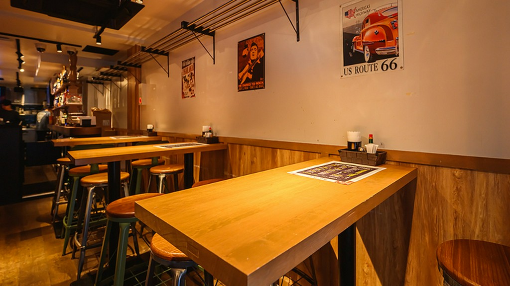 木の温もりを感じる、シックで落ち着いた雰囲気が魅力の空間