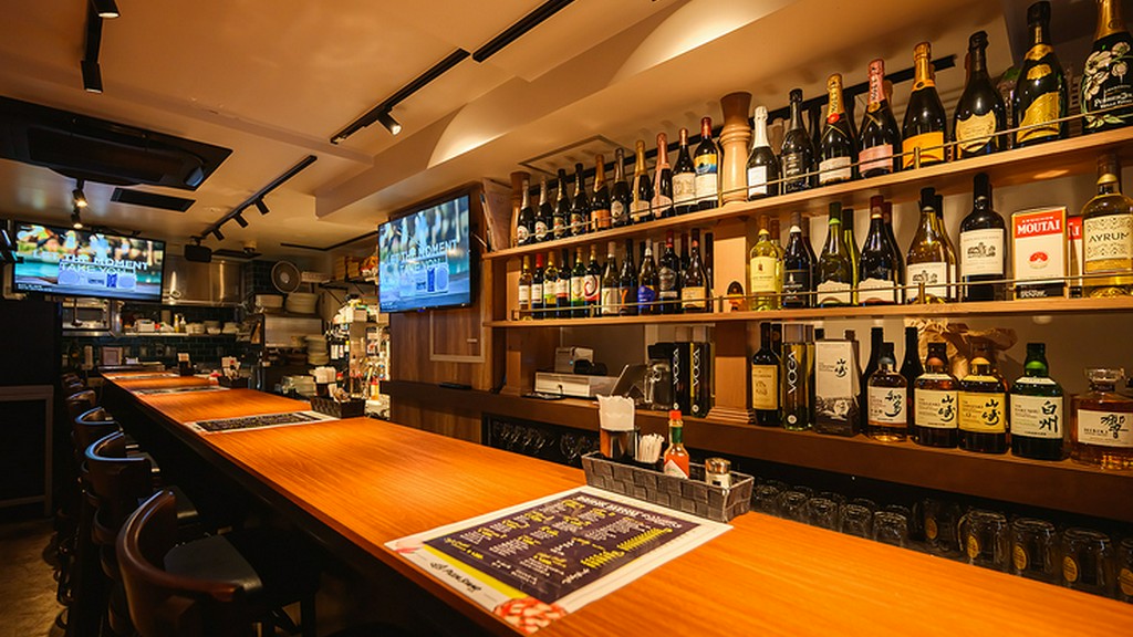 ふらっと立ち寄れる、大人の隠れ家バー