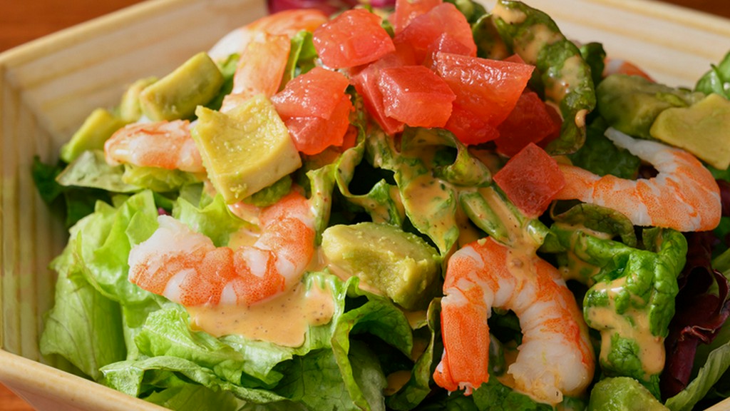 エビとアボカドのコブサラダ