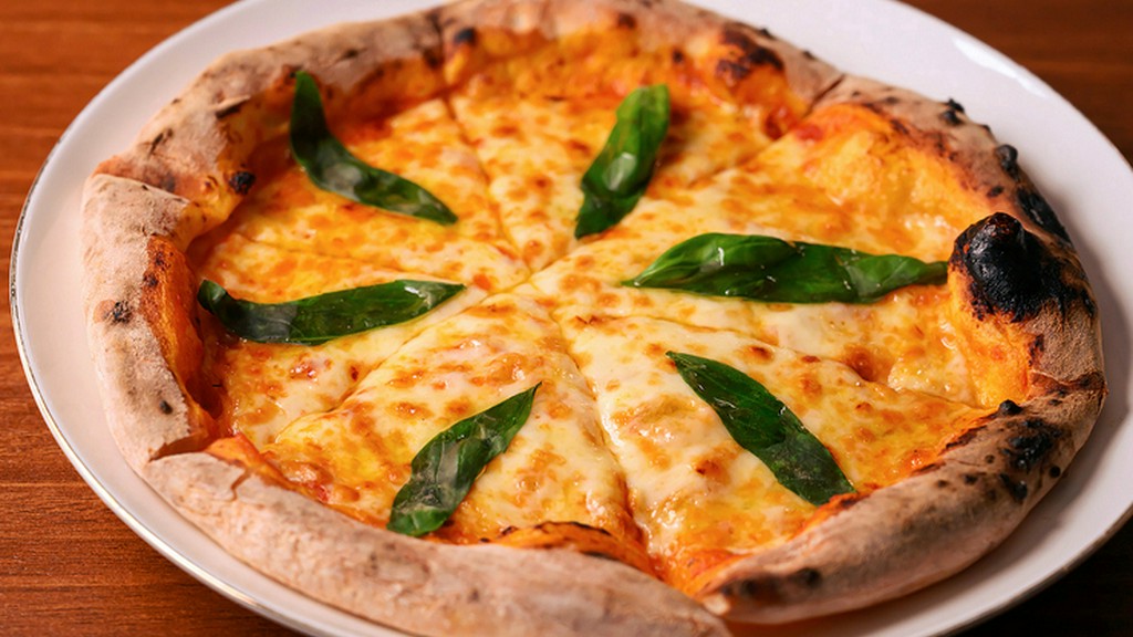 シンプルなのに奥深い、トマトとチーズのハーモニー『マルゲリータ』