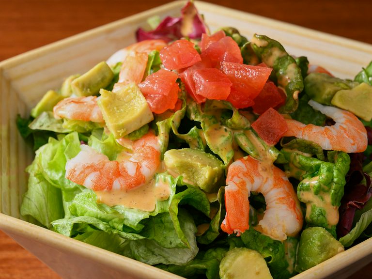 エビとアボカドのコブサラダ