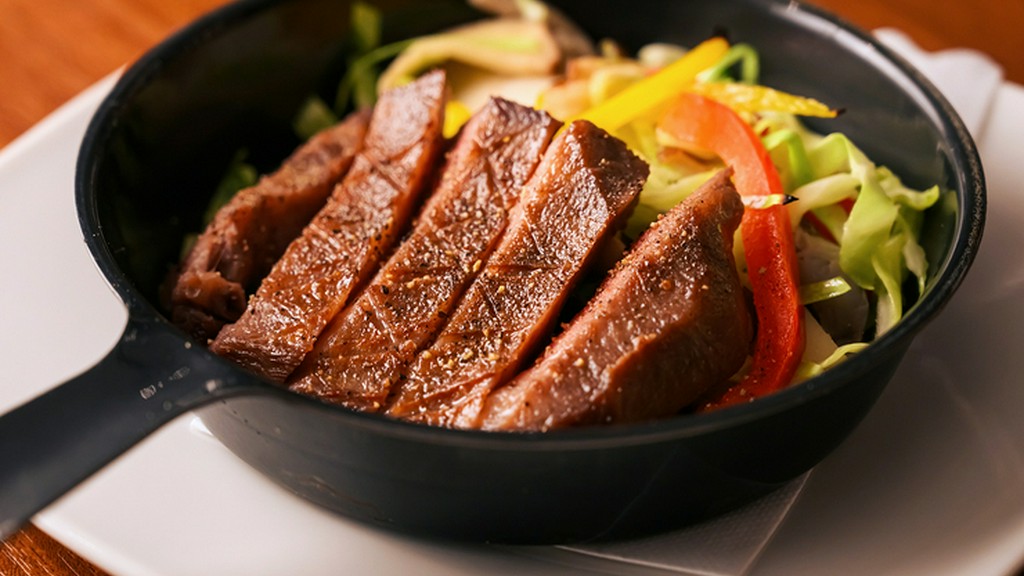 肉厚でジューシー！肉のプロが選んだ『厚切り牛タンステーキ』