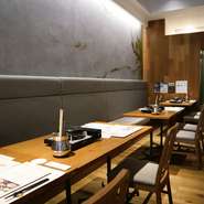 店内は高級感がありながらも、リラックスして食事を楽しめる落ち着いた佇まい。全20席の店内にはカウンター席・テーブル席を完備しており、少人数やグループでの食事まで、快適な食の一時を約束してくれます。