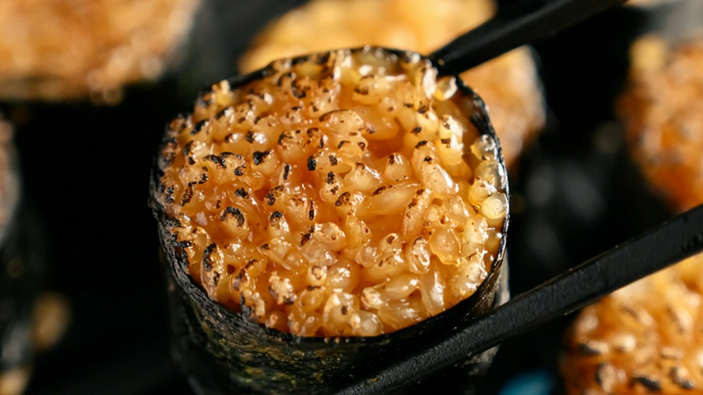 ステーキの〆には、海苔巻きスタイルのガーリックライスを