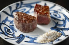 厳選赤身フィレを卓上でお好みの焼き加減で味わえる、当店特製のステーキです。