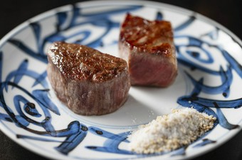 厳選赤身フィレを卓上でお好みの焼き加減で味わえる、当店特製のステーキです。