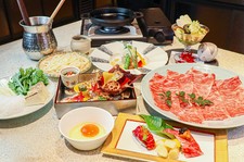 「A5ランク仙台牛」を特製の割下で上品に仕立てたすき焼き会席。
季節の味覚を織り交ぜた全6品です。
