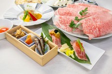 「神戸牛」を特製の割下で上品に仕立てたすき焼き会席。
季節の味覚を織り交ぜた全6品です。