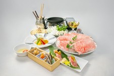 「A5ランク仙台牛」を特製の割下で上品に仕立てたすき焼き会席。
季節の味覚を織り交ぜた全6品です。