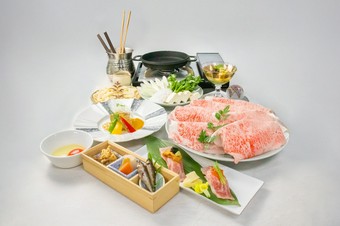 「A5ランク仙台牛」を特製の割下で上品に仕立てたすき焼き会席。
季節の味覚を織り交ぜた全6品です。